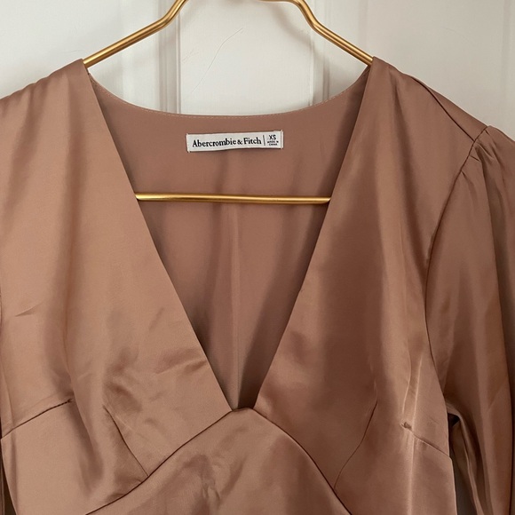 Abercrombie & Fitch Cropped Blouse Long Sleeve V-Neck Smocked Waist Brown S - Picture 2 of 9